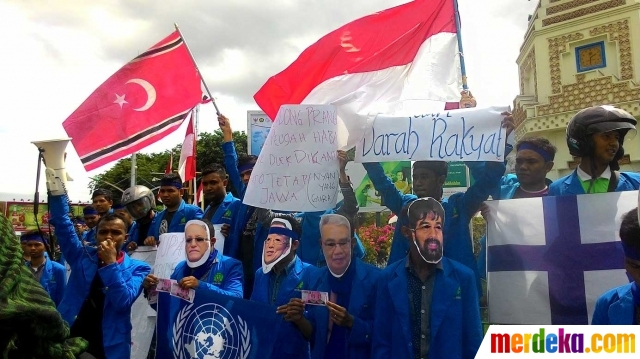Foto : Ini aksi mahasiswa yang nekat kibarkan bendera GAM 