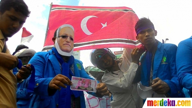 Foto : Ini aksi mahasiswa yang nekat kibarkan bendera GAM 