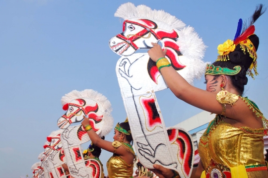 Kemolekan penari cantik 1.000 Barong Nusantara di Kediri