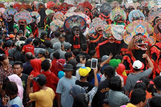 Kemolekan penari cantik 1.000 Barong Nusantara di Kediri