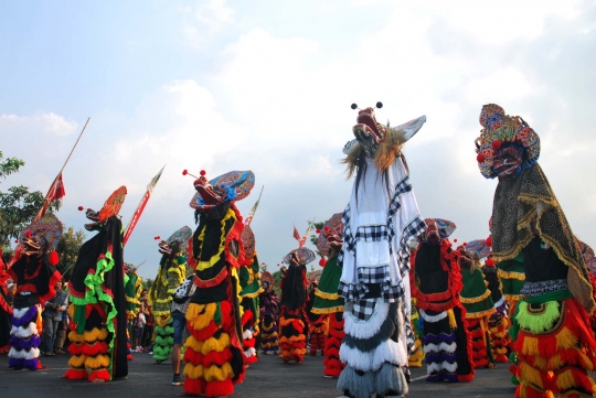 Kemolekan penari cantik 1.000 Barong Nusantara di Kediri