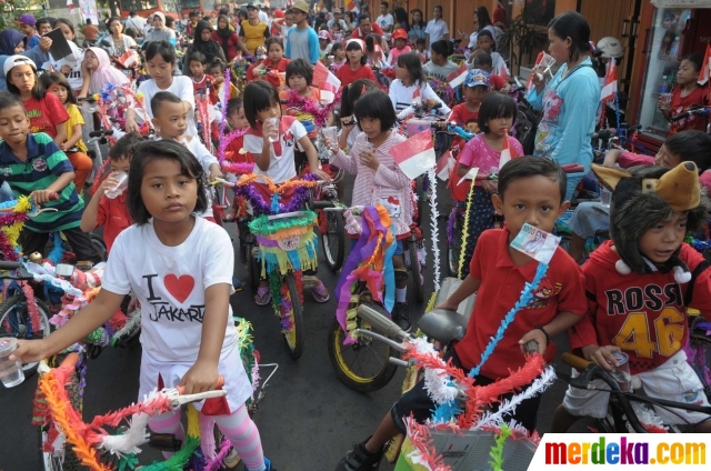 Foto Kemeriahan parade sepeda  hias sambut Hari 
