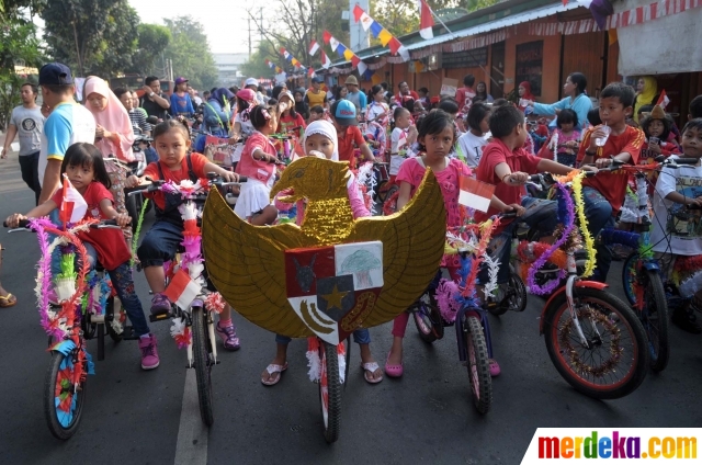 Foto Kemeriahan parade sepeda  hias  sambut Hari  