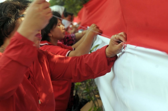 Sambut 17 Agustus, kaum hawa lomba jahit bendera merah putih raksasa