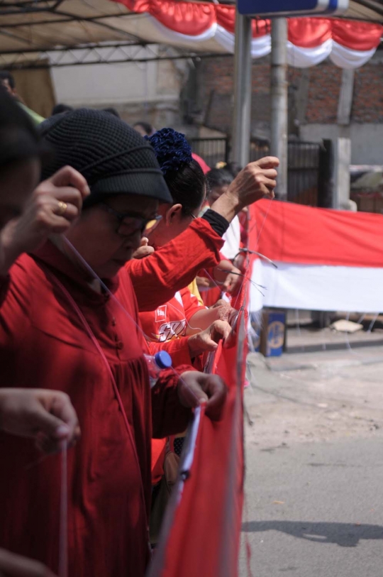 Sambut 17 Agustus, kaum hawa lomba jahit bendera merah putih raksasa