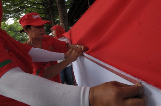 Sambut 17 Agustus, kaum hawa lomba jahit bendera merah putih raksasa