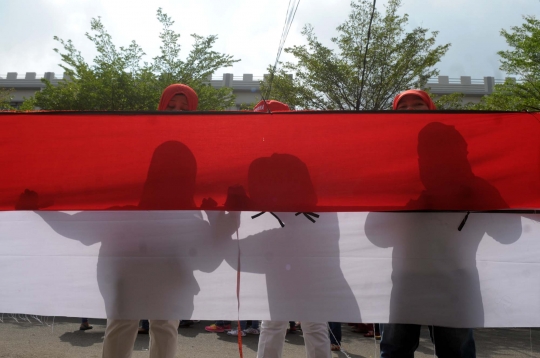 Sambut 17 Agustus, kaum hawa lomba jahit bendera merah putih raksasa