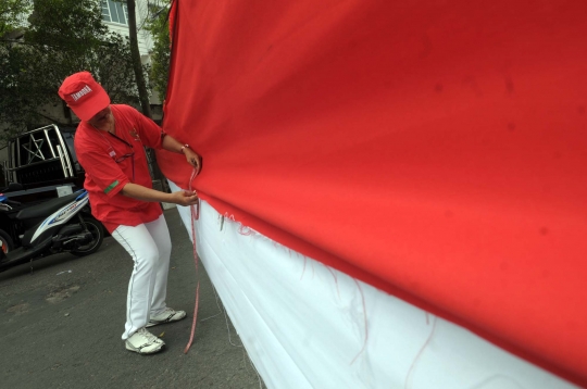 Sambut 17 Agustus, kaum hawa lomba jahit bendera merah putih raksasa