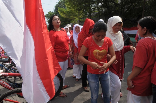 Sambut 17 Agustus, kaum hawa lomba jahit bendera merah putih raksasa