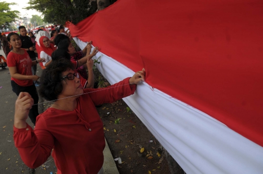 Sambut 17 Agustus, kaum hawa lomba jahit bendera merah putih raksasa