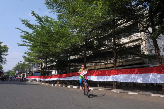 Sambut 17 Agustus, kaum hawa lomba jahit bendera merah putih raksasa