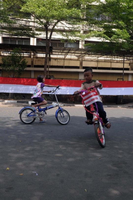 Sambut 17 Agustus, kaum hawa lomba jahit bendera merah putih raksasa