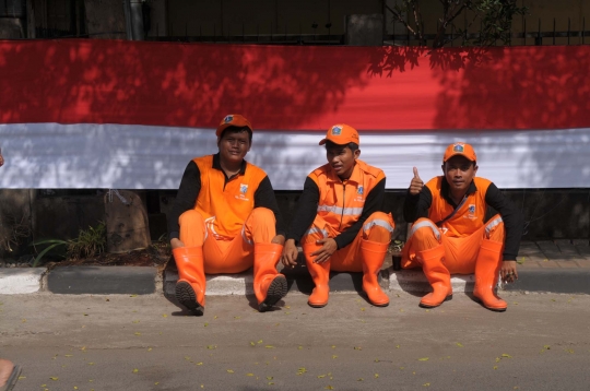 Sambut 17 Agustus, kaum hawa lomba jahit bendera merah putih raksasa