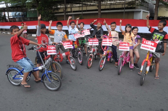 Sambut 17 Agustus, kaum hawa lomba jahit bendera merah putih raksasa