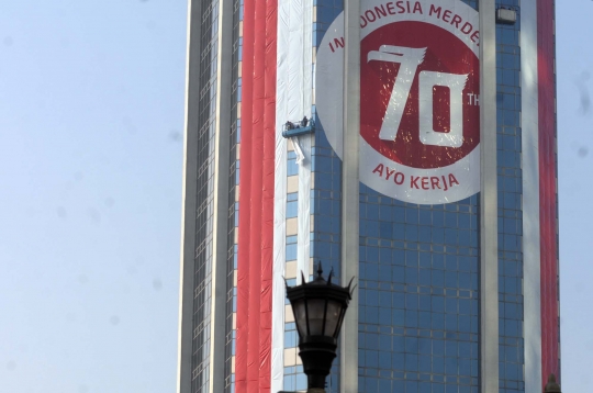 Semarakkan HUT RI, gedung perkantoran dihias bendera merah putih