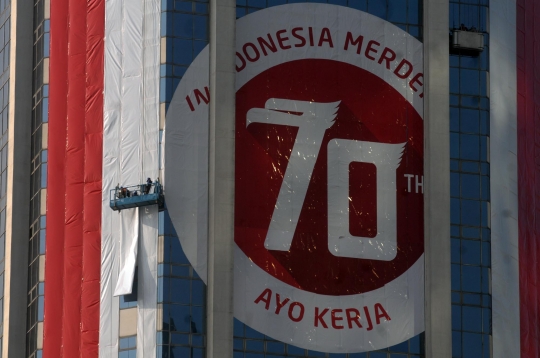 Semarakkan HUT RI, gedung perkantoran dihias bendera merah putih