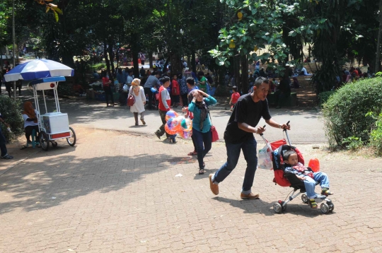 Libur 17 Agustus, warga ramai selfie bareng penghuni Ragunan