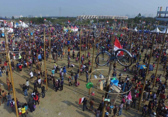 Meriahnya lomba panjat ratusan pohon pinang di Ancol