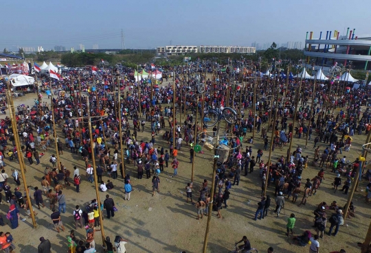 Meriahnya lomba panjat ratusan pohon pinang di Ancol