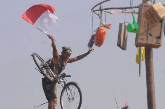 Meriahnya lomba panjat ratusan pohon pinang di Ancol