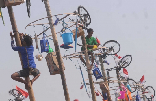 Meriahnya lomba panjat ratusan pohon pinang di Ancol