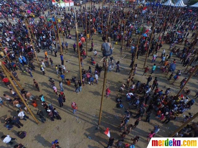 Foto : Meriahnya lomba panjat ratusan pohon pinang di 
