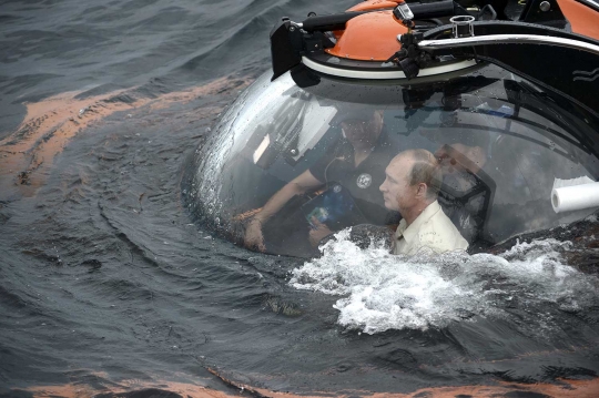 Aksi Vladimir Putin jajal kapal selam penjelajah laut terdalam