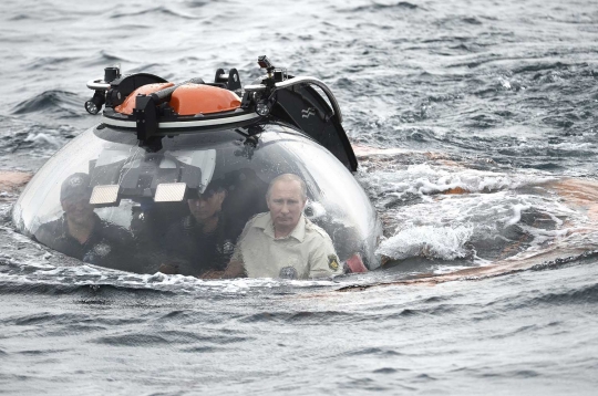 Aksi Vladimir Putin jajal kapal selam penjelajah laut terdalam