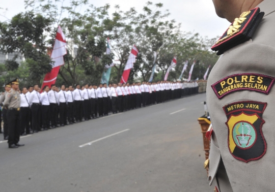 Upacara peresmian Polres Tangerang Selatan di jalan raya