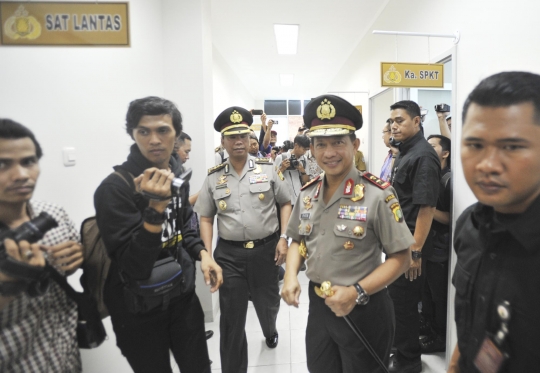 Upacara peresmian Polres Tangerang Selatan di jalan raya