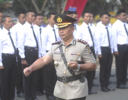 Upacara peresmian Polres Tangerang Selatan di jalan raya