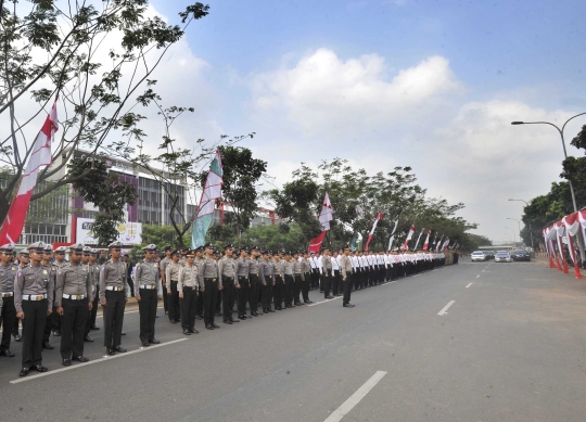 Upacara peresmian Polres Tangerang Selatan di jalan raya