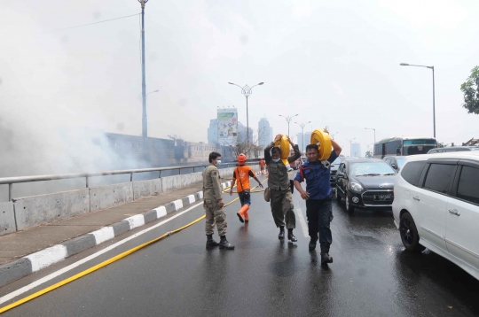 Kolong Jembatan 66 kebakaran, arus Menteng-Kuningan macet parah