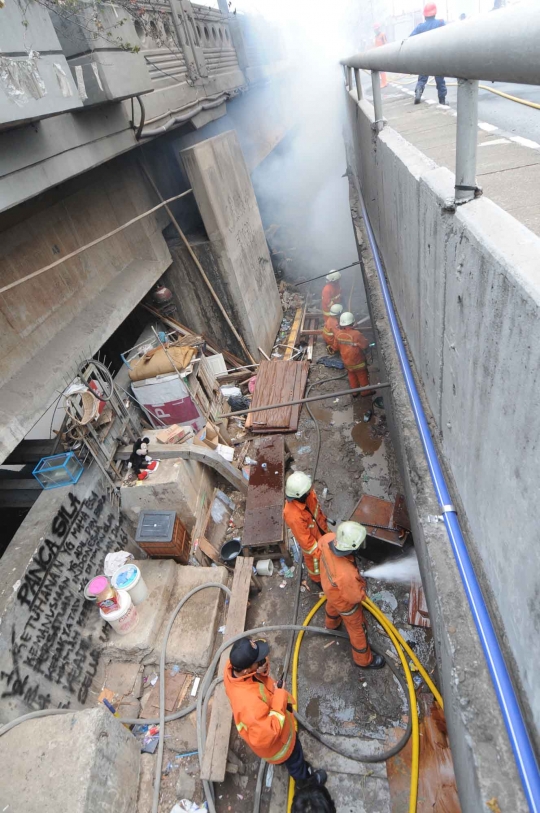 Kolong Jembatan 66 kebakaran, arus Menteng-Kuningan macet parah