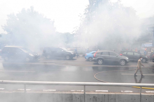 Kolong Jembatan 66 kebakaran, arus Menteng-Kuningan macet parah