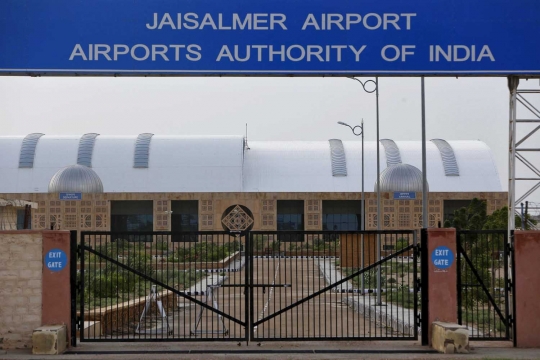 Menengok 'bandara hantu' di kota gurun terpencil Jaisalmer