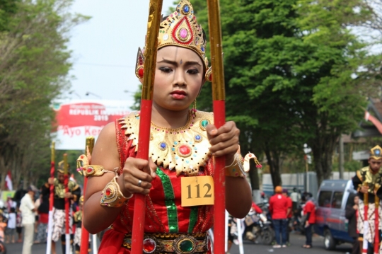 Keseruan ribuan anak meriahkan Festival Egrang Kota Batu