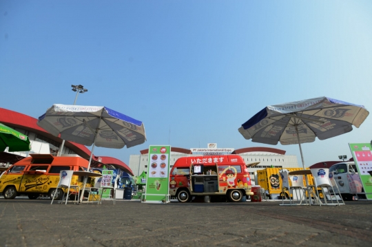 Menikmati kuliner unik food truck di IIMS 2015