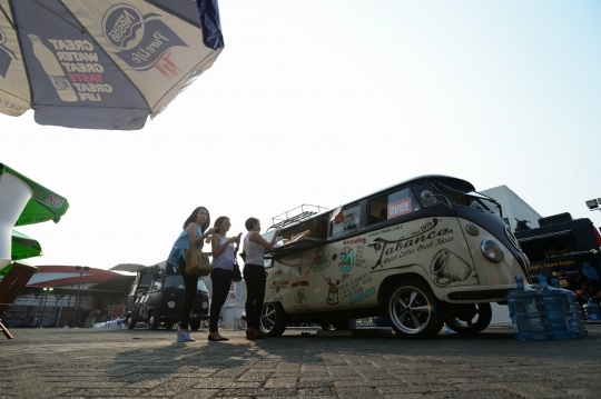 Menikmati kuliner unik food truck di IIMS 2015