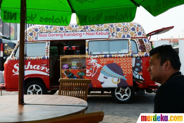 Foto : Menikmati kuliner unik food truck di IIMS 2015 