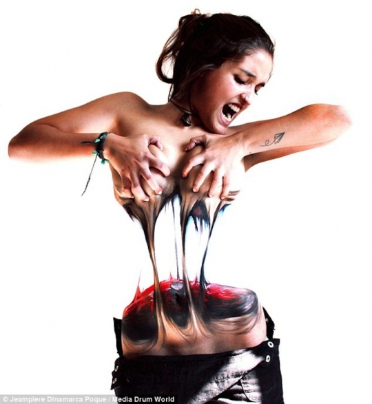 Seni body painting karya seniman Chile ini bikin ngeri