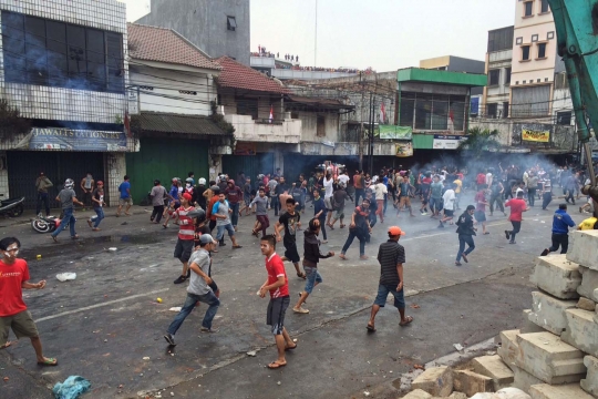 Aksi sengit warga Kampung Pulo bentrok dengan Satpol PP