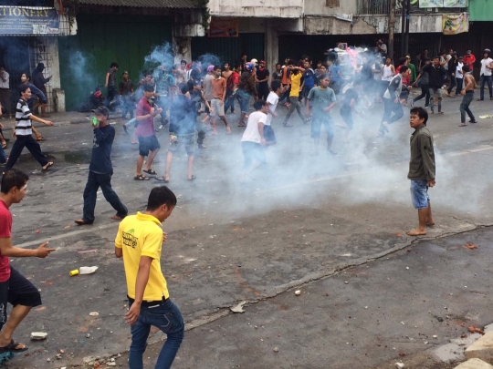 Aksi sengit warga Kampung Pulo bentrok dengan Satpol PP