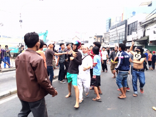 Aksi sengit warga Kampung Pulo bentrok dengan Satpol PP