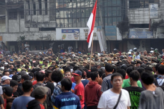 Tolak penggusuran, ratusan warga Kampung Pulo hadang Satpol PP