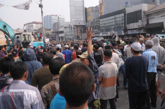 Tolak penggusuran, ratusan warga Kampung Pulo hadang Satpol PP