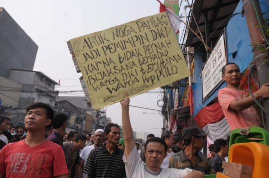 Tolak penggusuran, ratusan warga Kampung Pulo hadang Satpol PP
