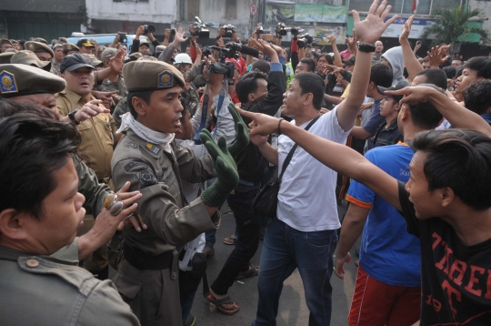 Tolak penggusuran, ratusan warga Kampung Pulo hadang Satpol PP