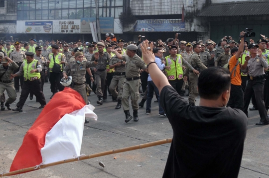 Tolak penggusuran, ratusan warga Kampung Pulo hadang Satpol PP