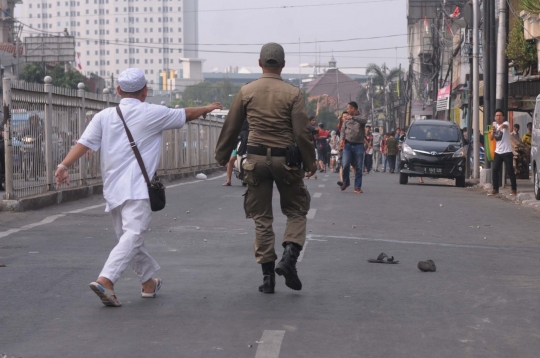 Tolak penggusuran, ratusan warga Kampung Pulo hadang Satpol PP